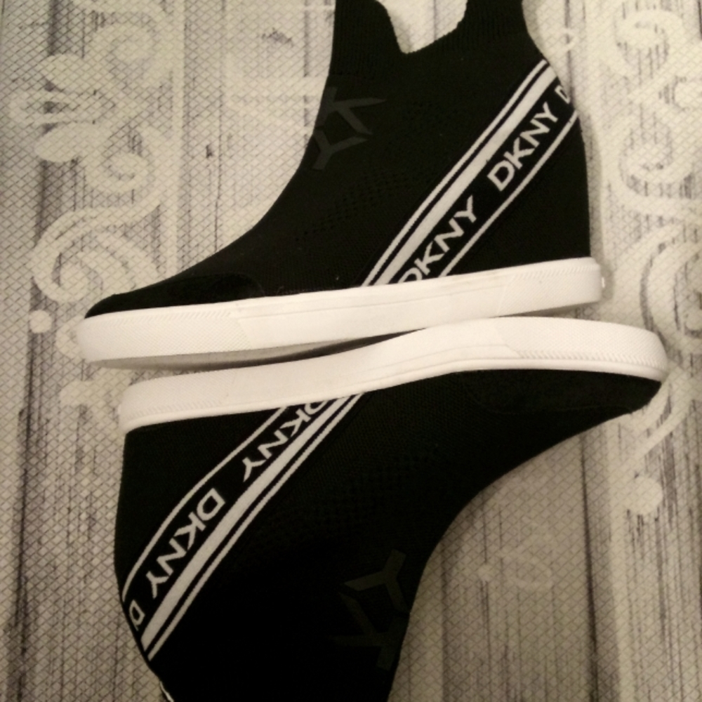 DKNY HIDDEN PLATFORM SNEAKERS NWOT